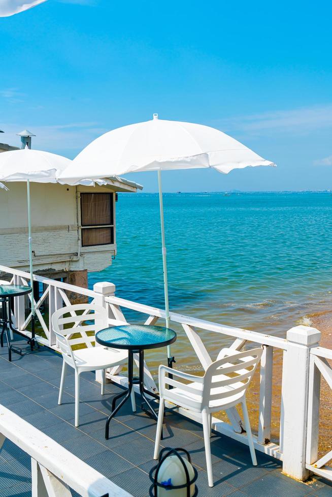 leere Bar und Stühle im Freien mit Meereshintergrund foto