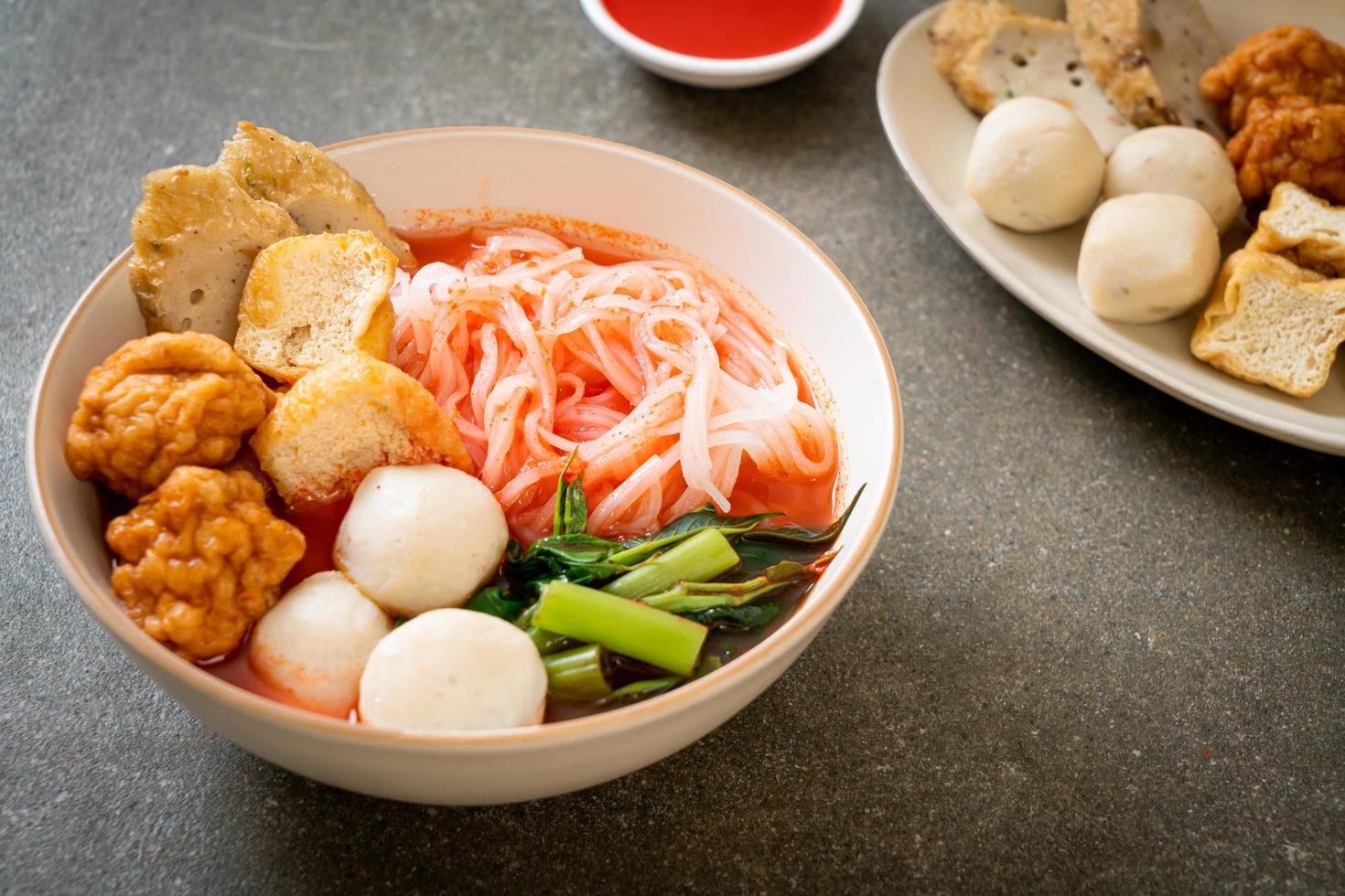 kleine Reisbandnudeln mit Fischbällchen und Garnelenbällchen in rosa Suppe, Yen ta Four oder Yen ta fo - asiatische Küche foto