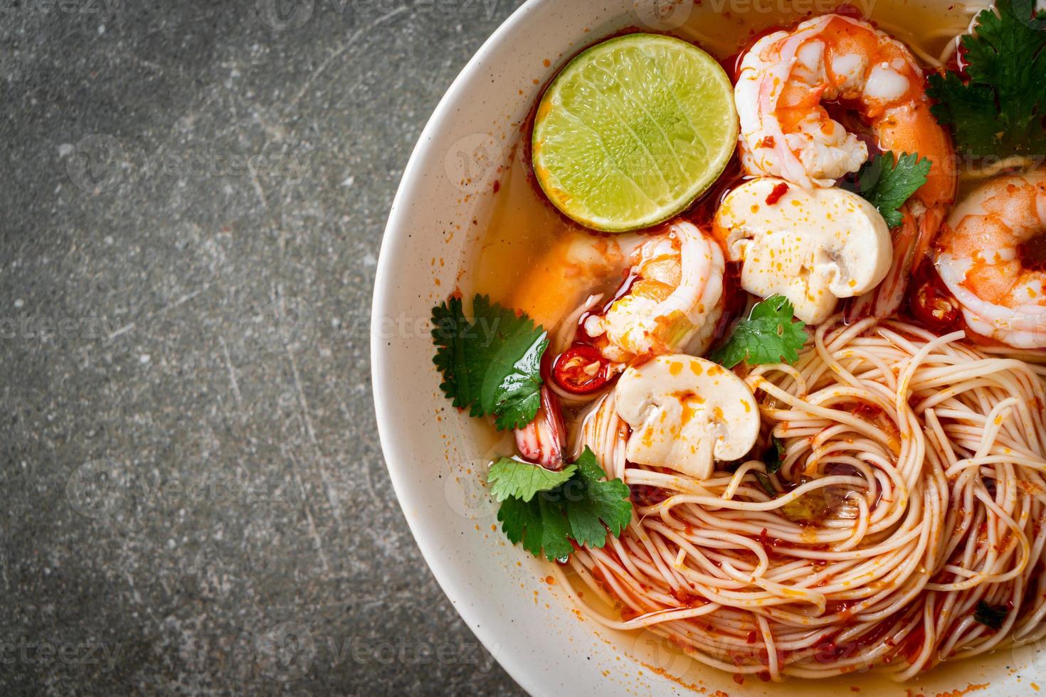 Nudeln mit scharfer Suppe und Shrimps oder Tom Yum Kung - asiatische Küche foto