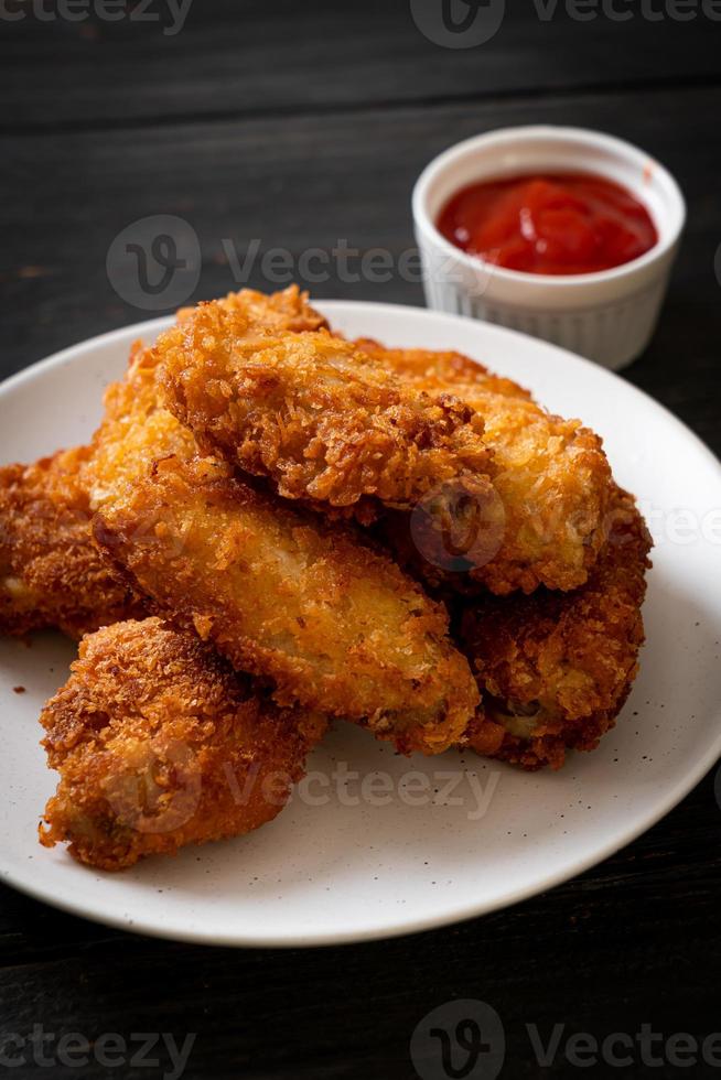 gebratene Hähnchenflügel mit Ketchup - ungesundes Essen foto