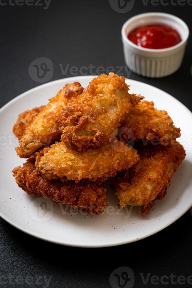 gebratene Hähnchenflügel mit Ketchup - ungesundes Essen foto