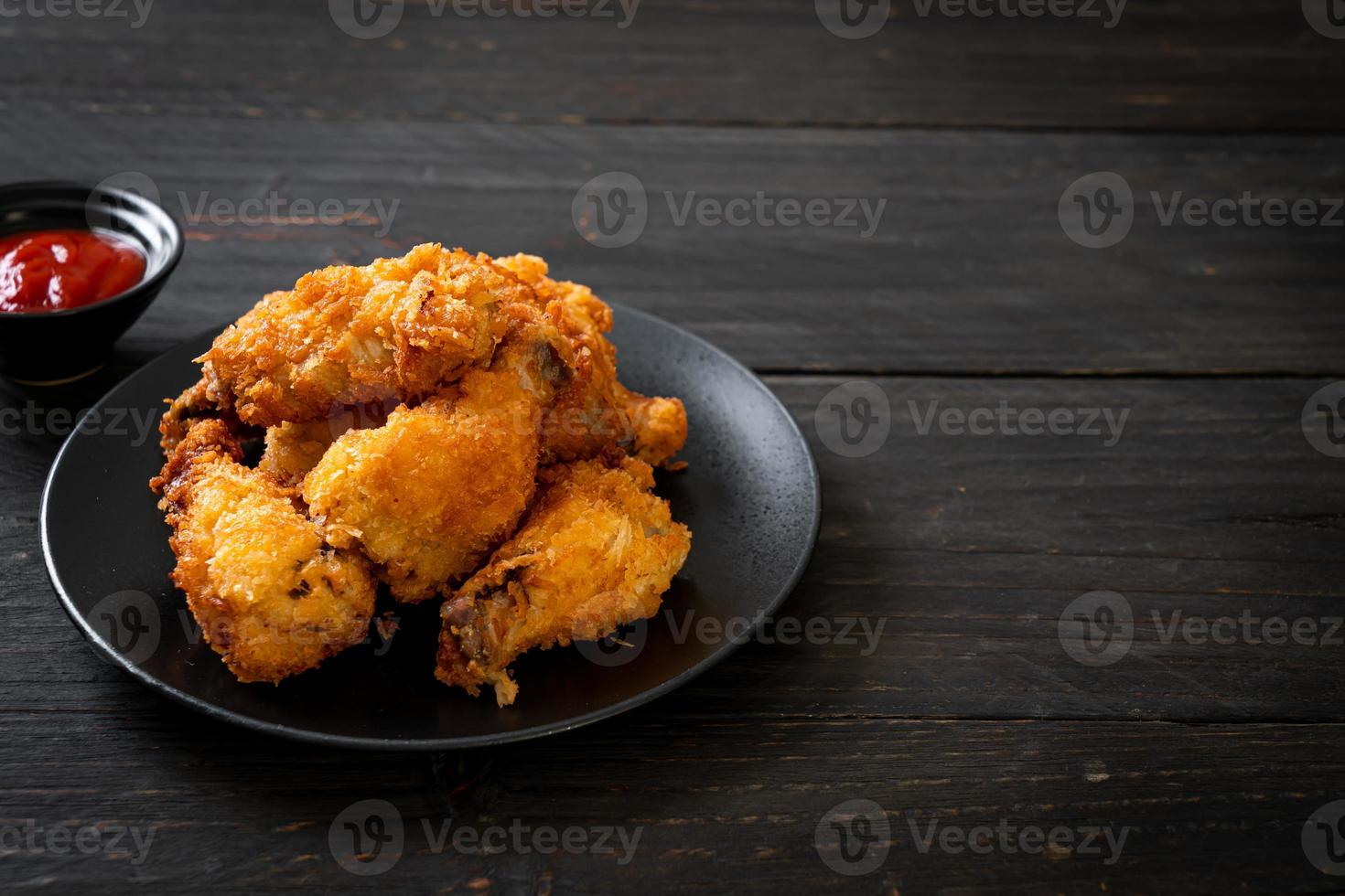 gebratene Hähnchenflügel mit Ketchup - ungesundes Essen foto