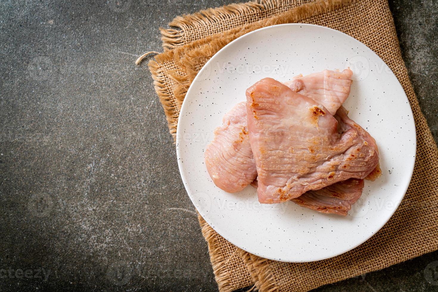 gebratenes sonnengetrocknetes Schweinefleisch auf Teller foto