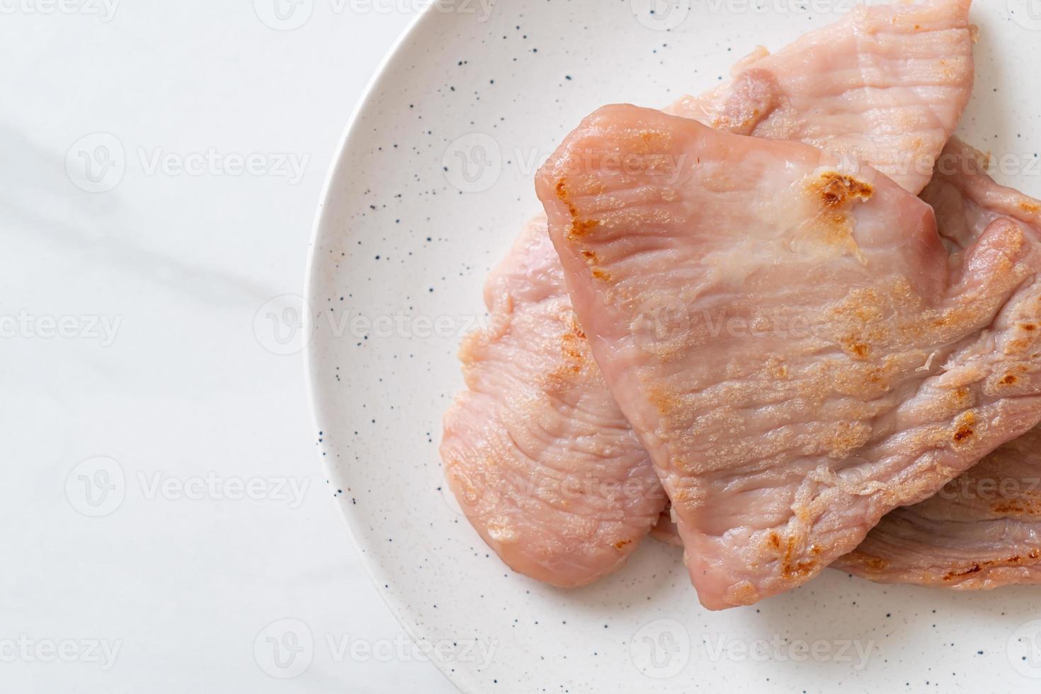 gebratenes sonnengetrocknetes Schweinefleisch auf Teller foto