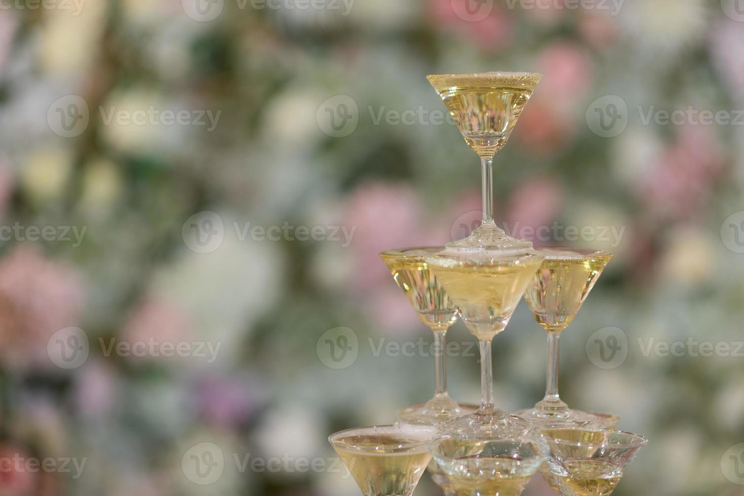 Weinglas mit Bokeh-Hintergrund, Party genießen, Getränk nicht fahren Konzept. Feierparty foto