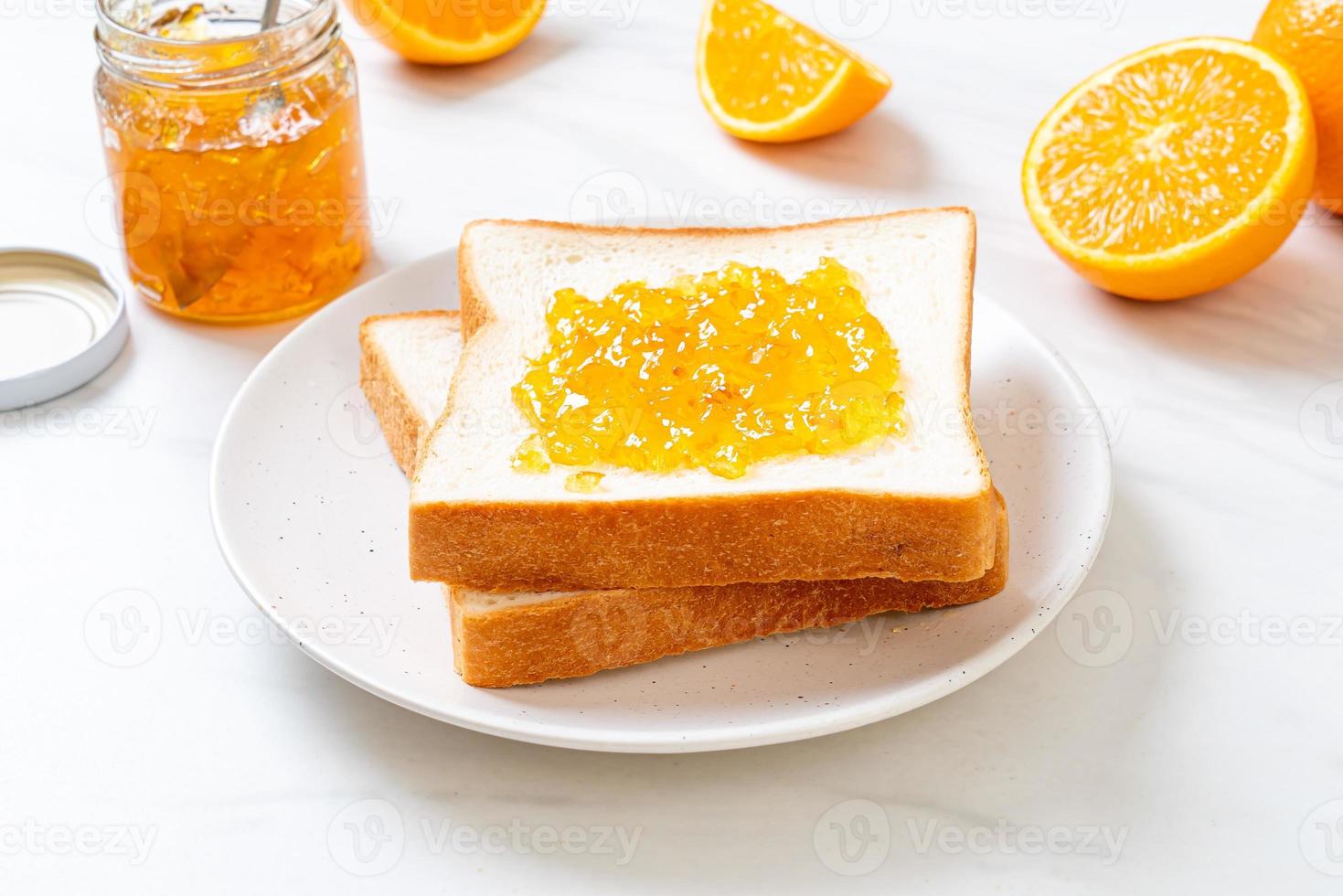 Brotscheiben mit Orangenmarmelade foto