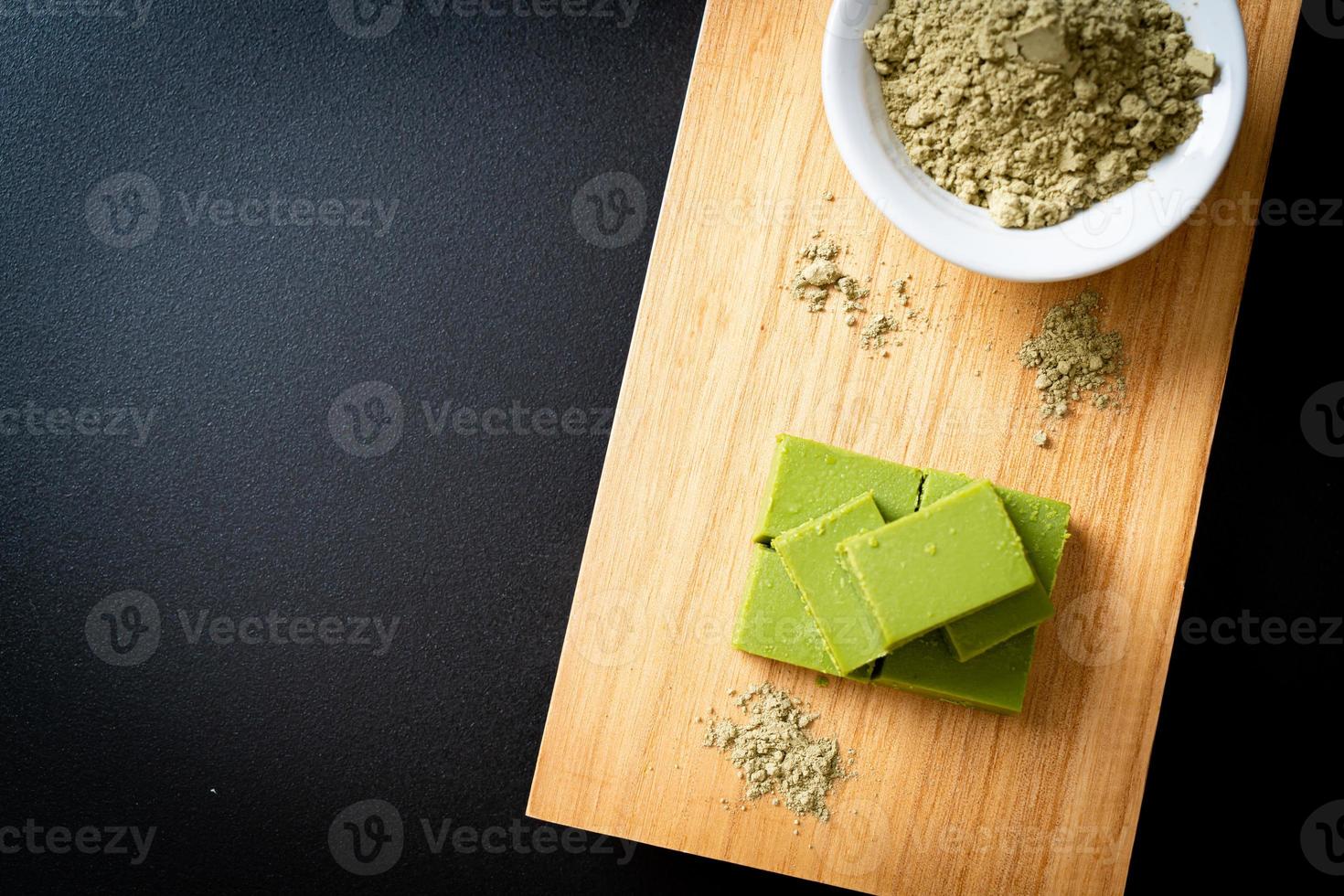 frische und weiche Matcha-Grüntee-Schokolade mit Matcha-Grüntee-Pulver foto