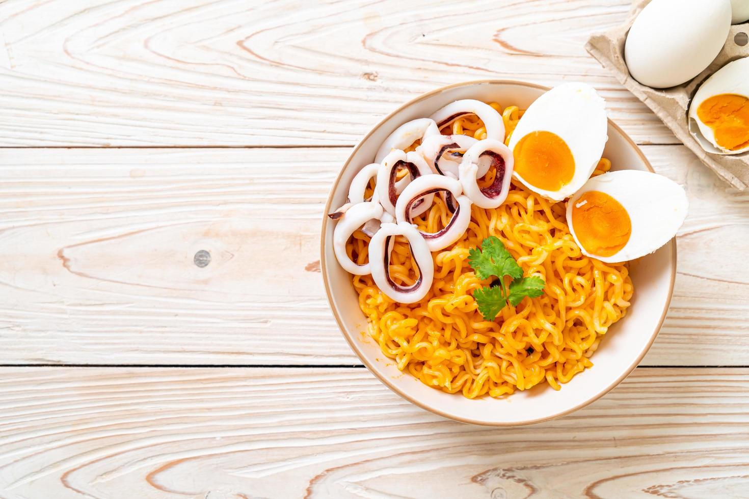 Instantnudeln Salz-Ei-Geschmack mit Tintenfisch- oder Oktopus-Bowl foto