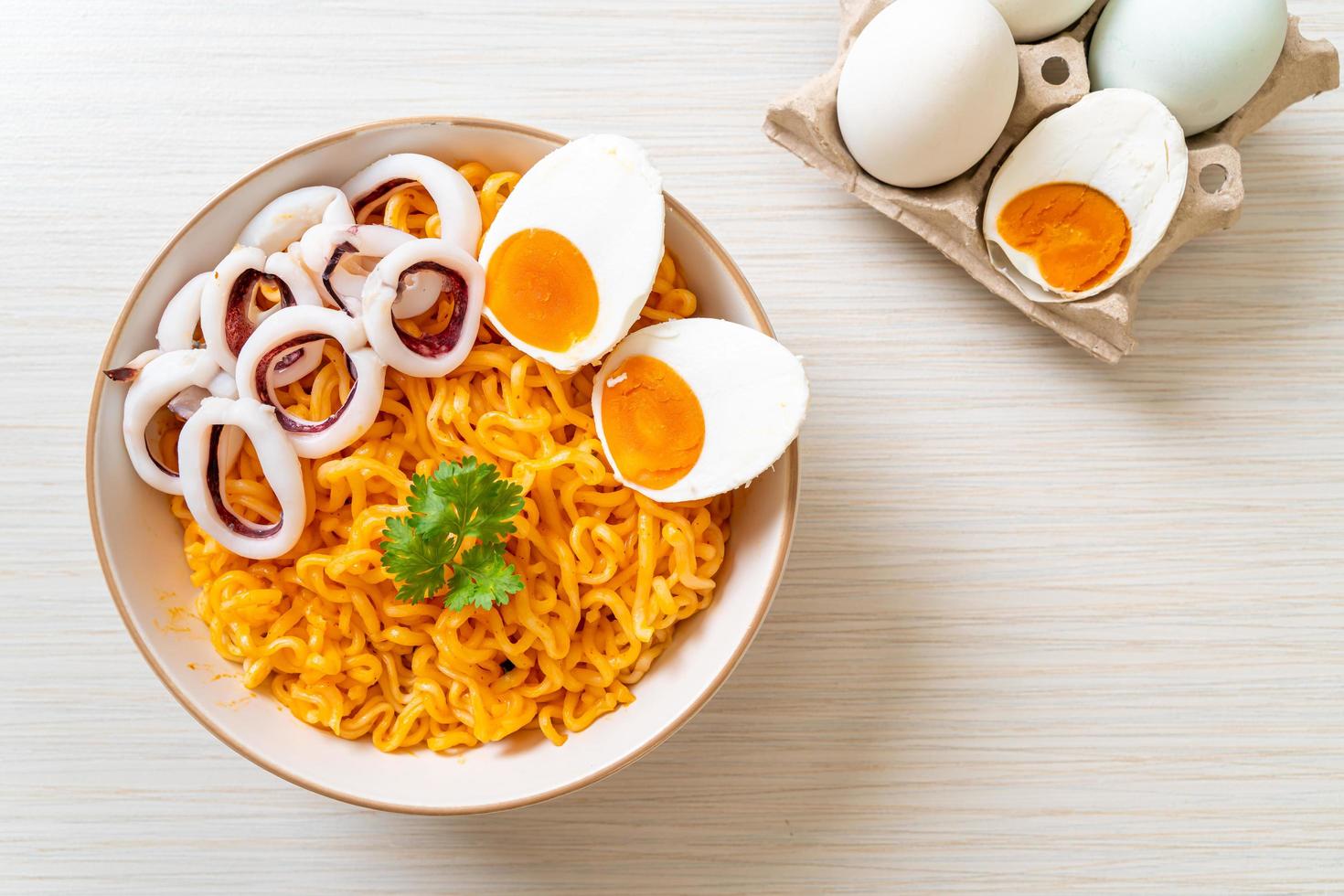 Instantnudeln Salz-Ei-Geschmack mit Tintenfisch- oder Oktopus-Bowl foto