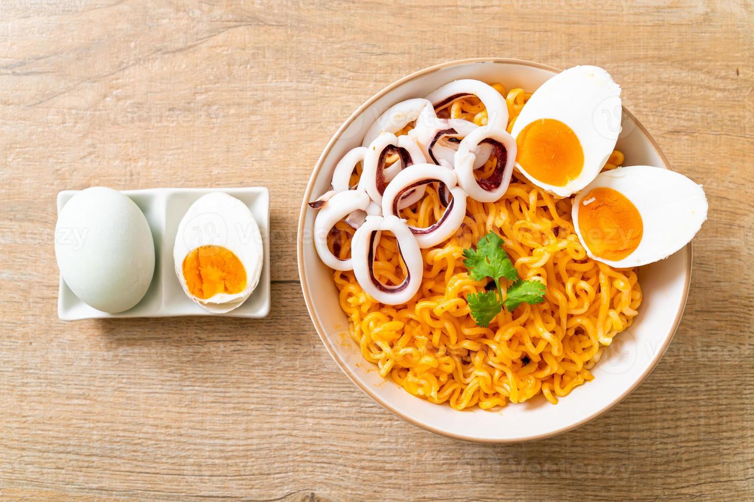 Instantnudeln Salz-Ei-Geschmack mit Tintenfisch- oder Oktopus-Bowl foto