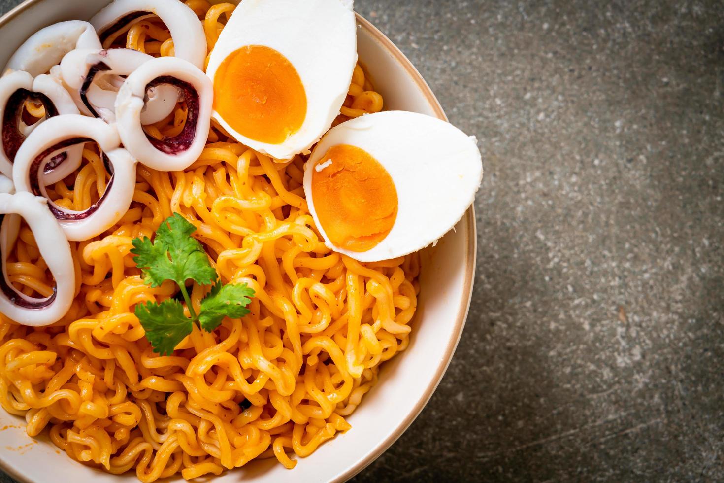 Instantnudeln Salz-Ei-Geschmack mit Tintenfisch- oder Oktopus-Bowl foto