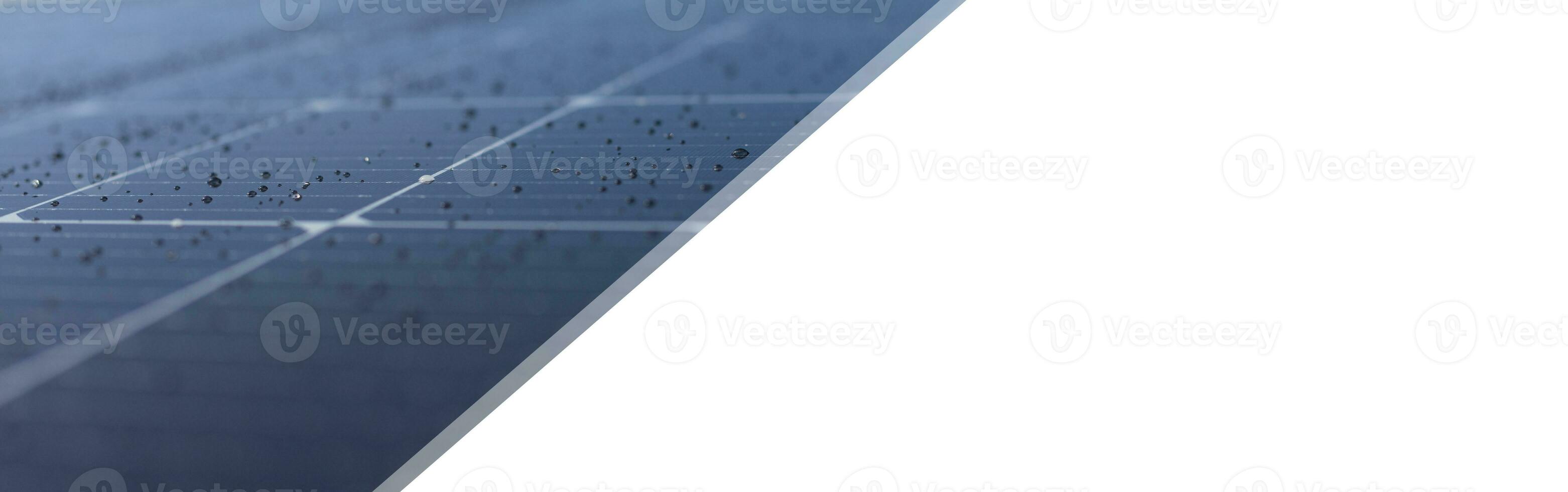 Regen auf Solar- Paneele mit Blau Hintergrund. Netz Banner Format. foto