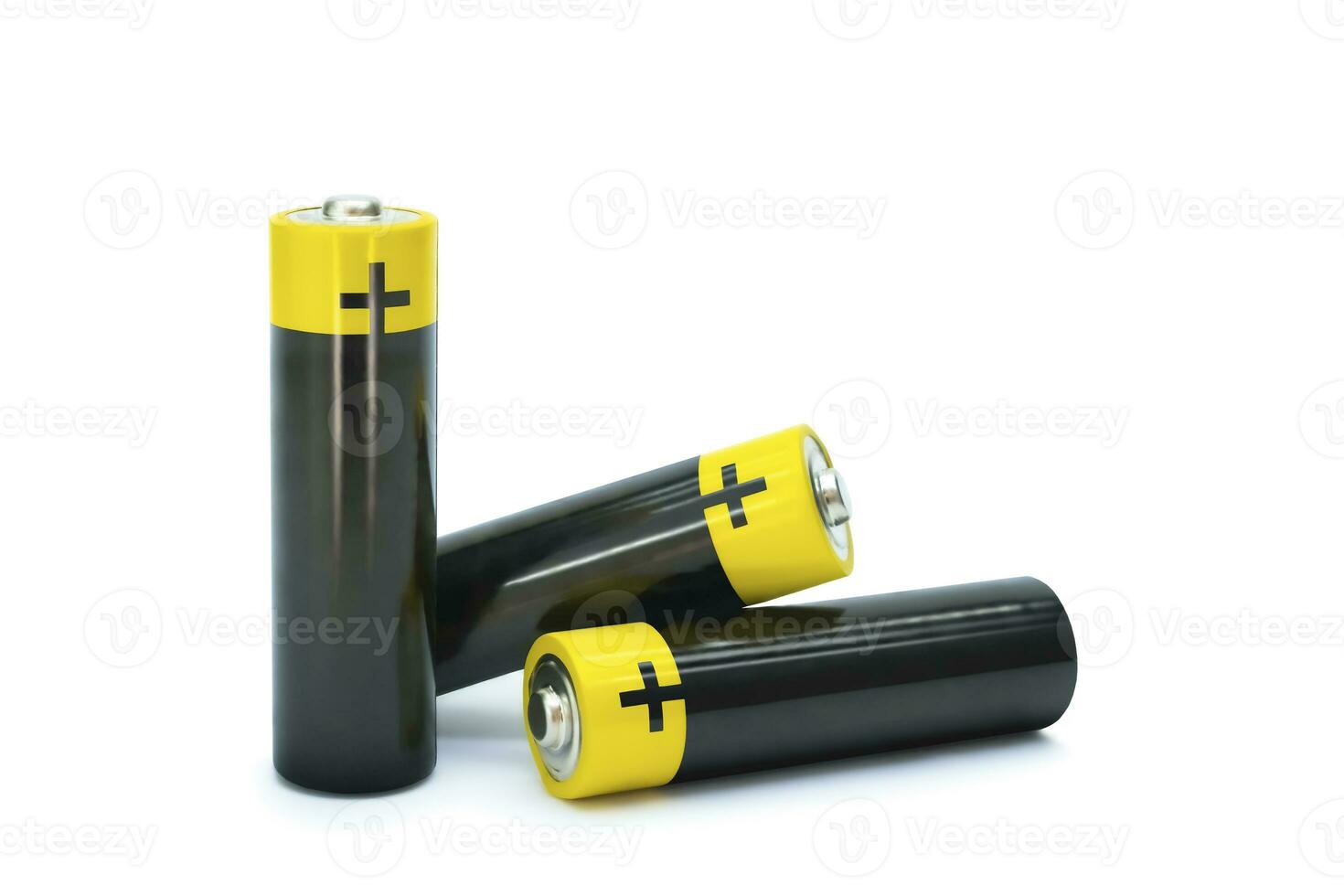 alkalisch Batterien auf isoliert Weiß Hintergrund foto