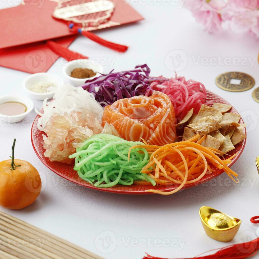 Yusheng, yee sang oder du sahng in der Regel besteht von Streifen von roh Lachs Fisch foto