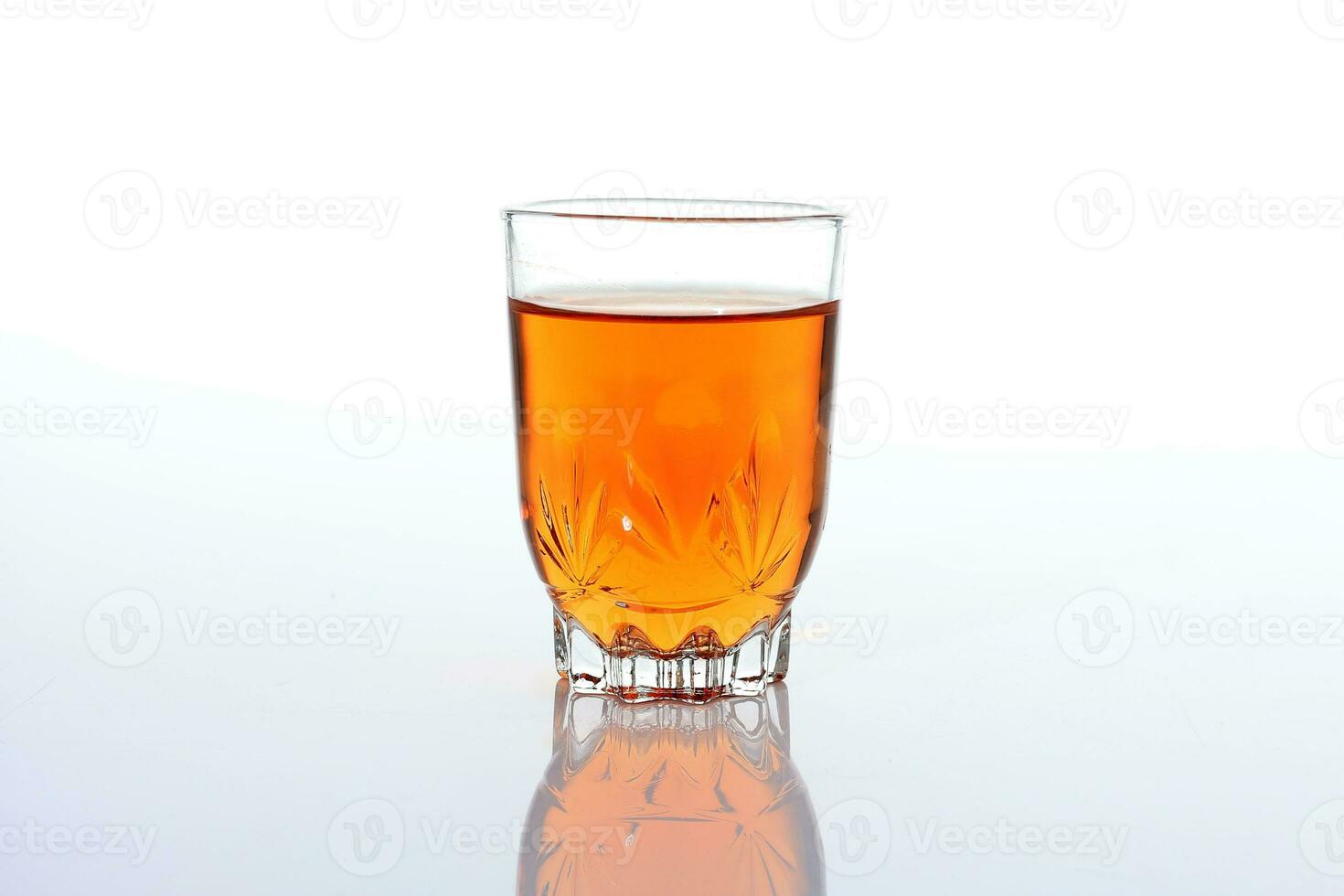 warm Tee auf ein klar Glas, isoliert auf Weiß foto