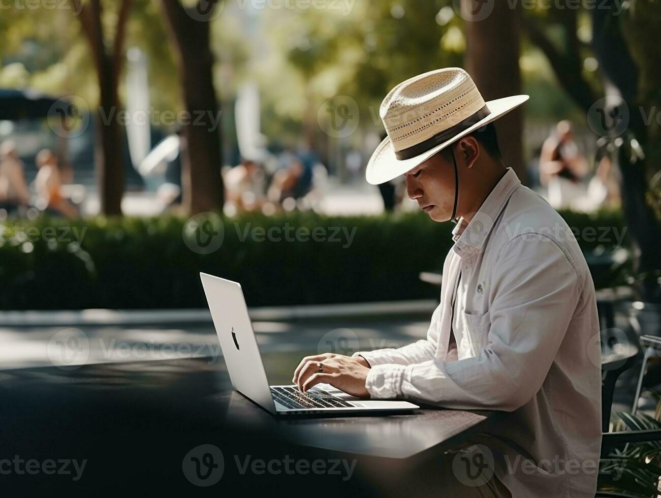 kolumbianisch Mann Arbeiten auf ein Laptop im ein beschwingt städtisch Rahmen ai generativ foto