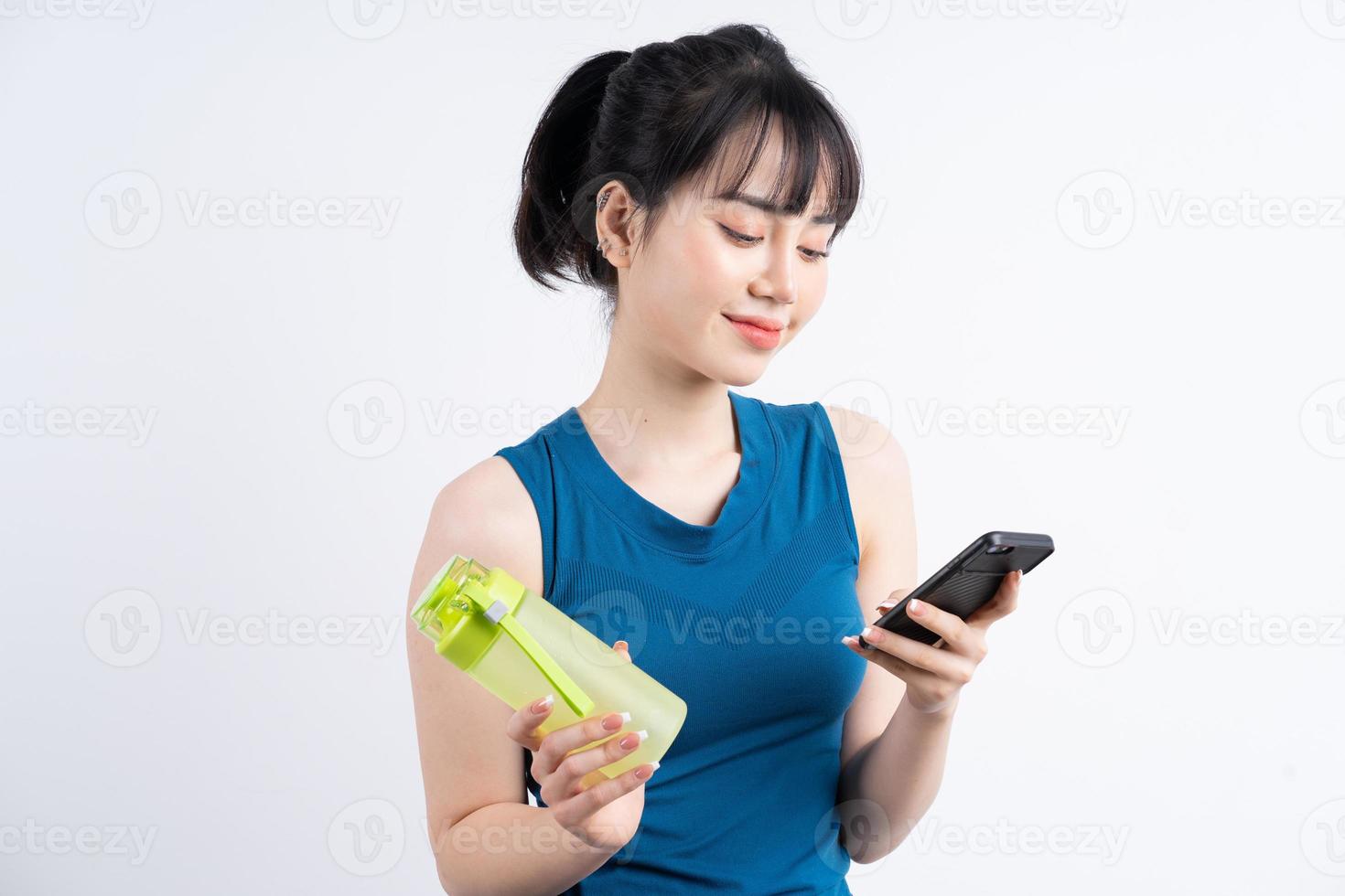 schönes asiatisches Mädchen, das Yogaanzug auf weißem Hintergrund trägt wearing foto