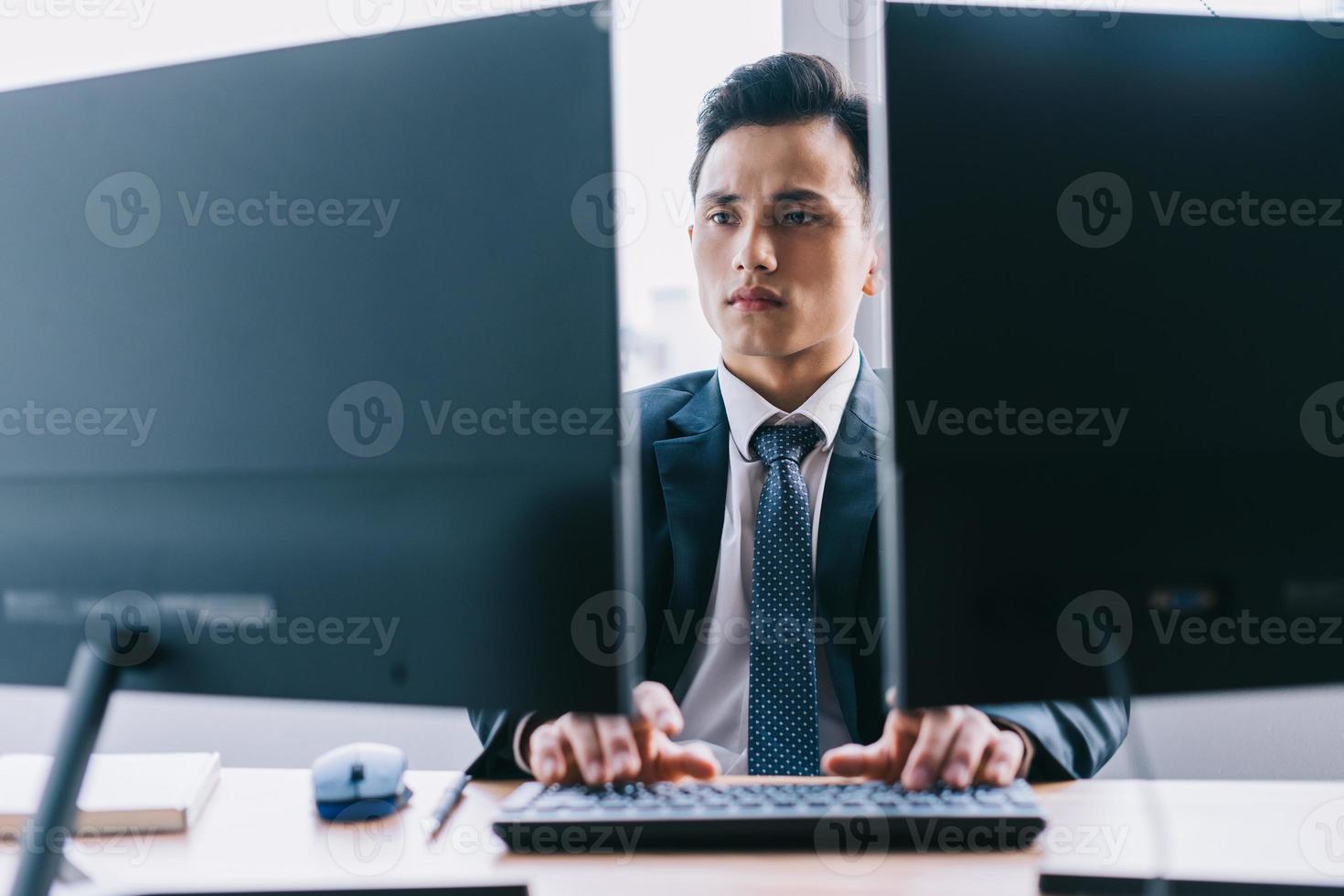 asiatischer Geschäftsmann, der sich auf die Arbeit konzentriert foto