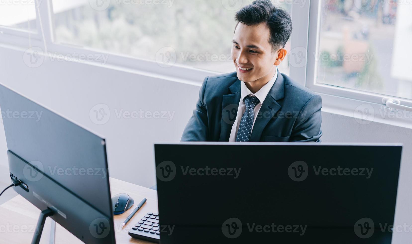 asiatischer Geschäftsmann, der sich auf die Arbeit konzentriert foto