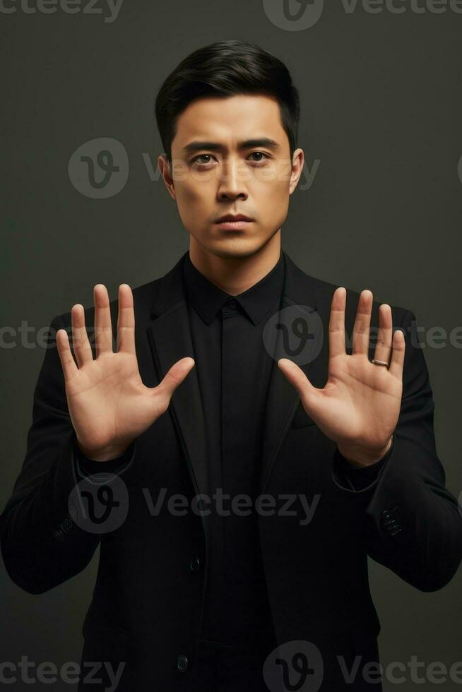 gut aussehend asiatisch Mann emotional dynamisch Gesten auf solide Hintergrund ai generativ foto