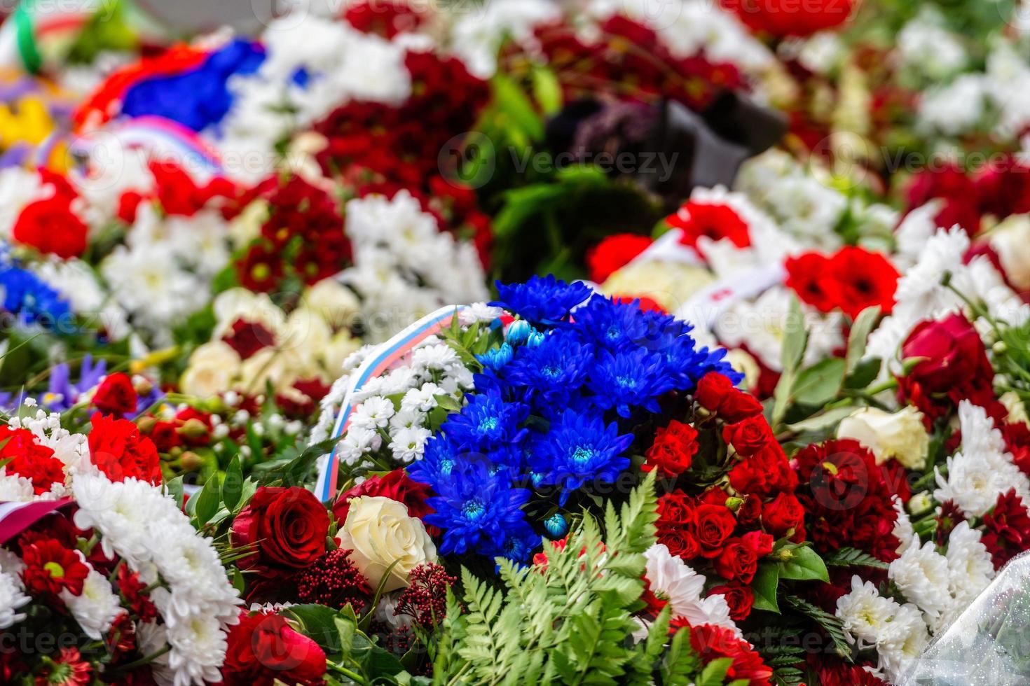 Blumenstrauß mit Band der russischen Flagge. Nationalfeiertag der Russischen Föderation - Bild foto