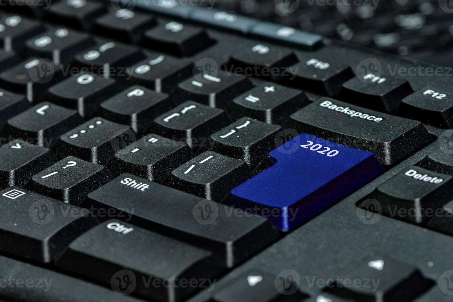 Computertastatur mit blauer 2020-Taste - Urlaubstechnologiekonzept foto