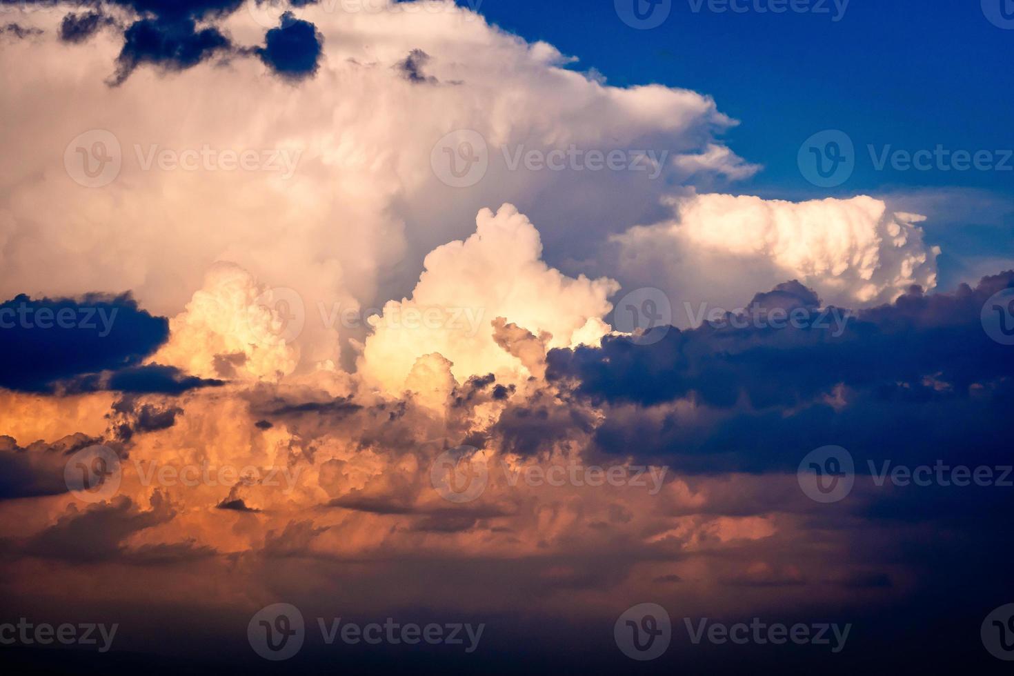 dramatische Wolkenlandschaft in der Dämmerung mit Sonnenuntergang Sonnenaufgang. foto