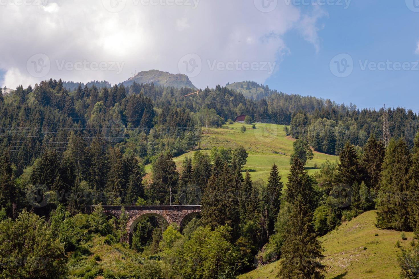 eine malerische Alpenlandschaft mit einer alten Eisenbahnbrücke. Österreich. foto