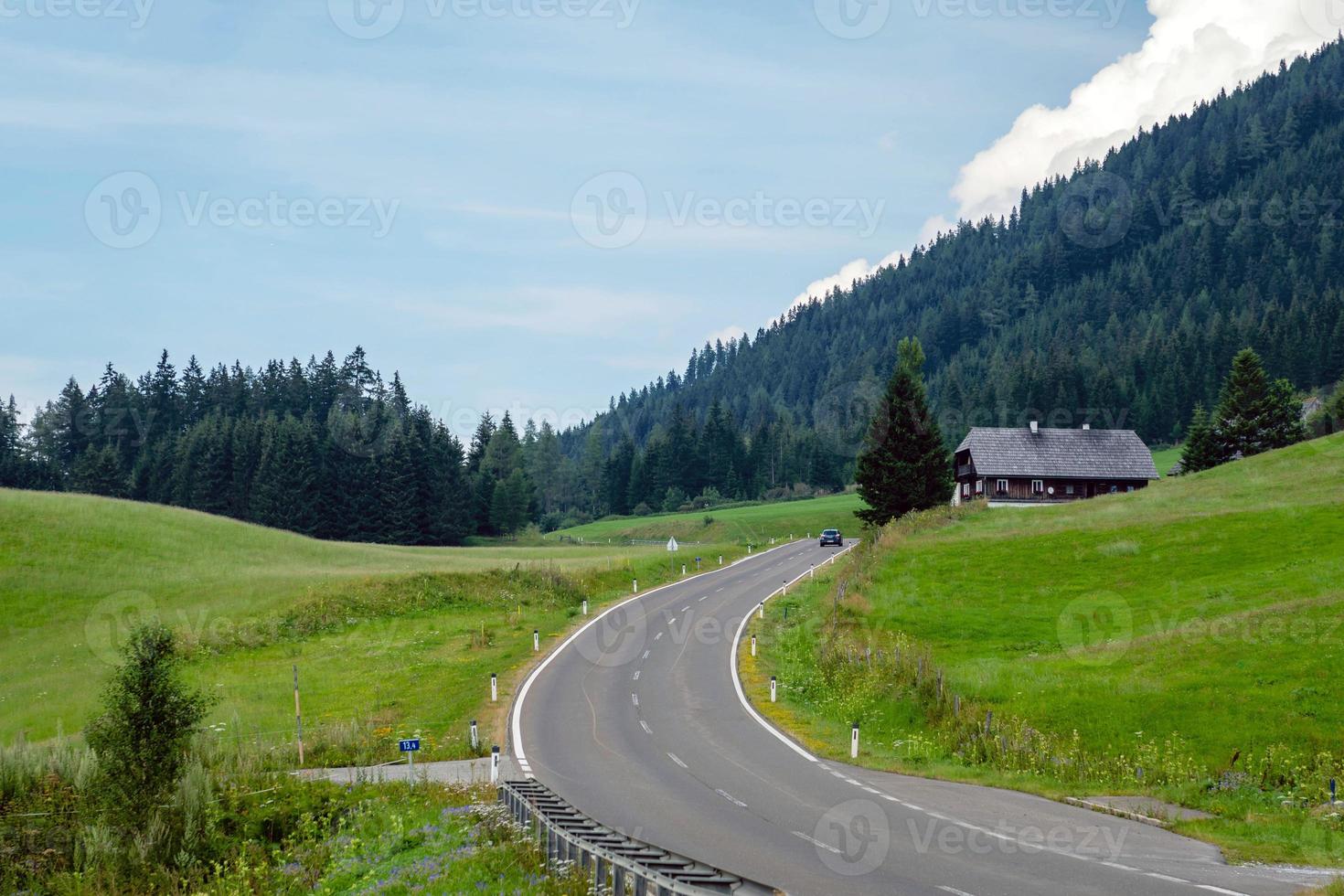 eine malerische asphaltierte Bergstraße durch die Alpen. Österreich. foto