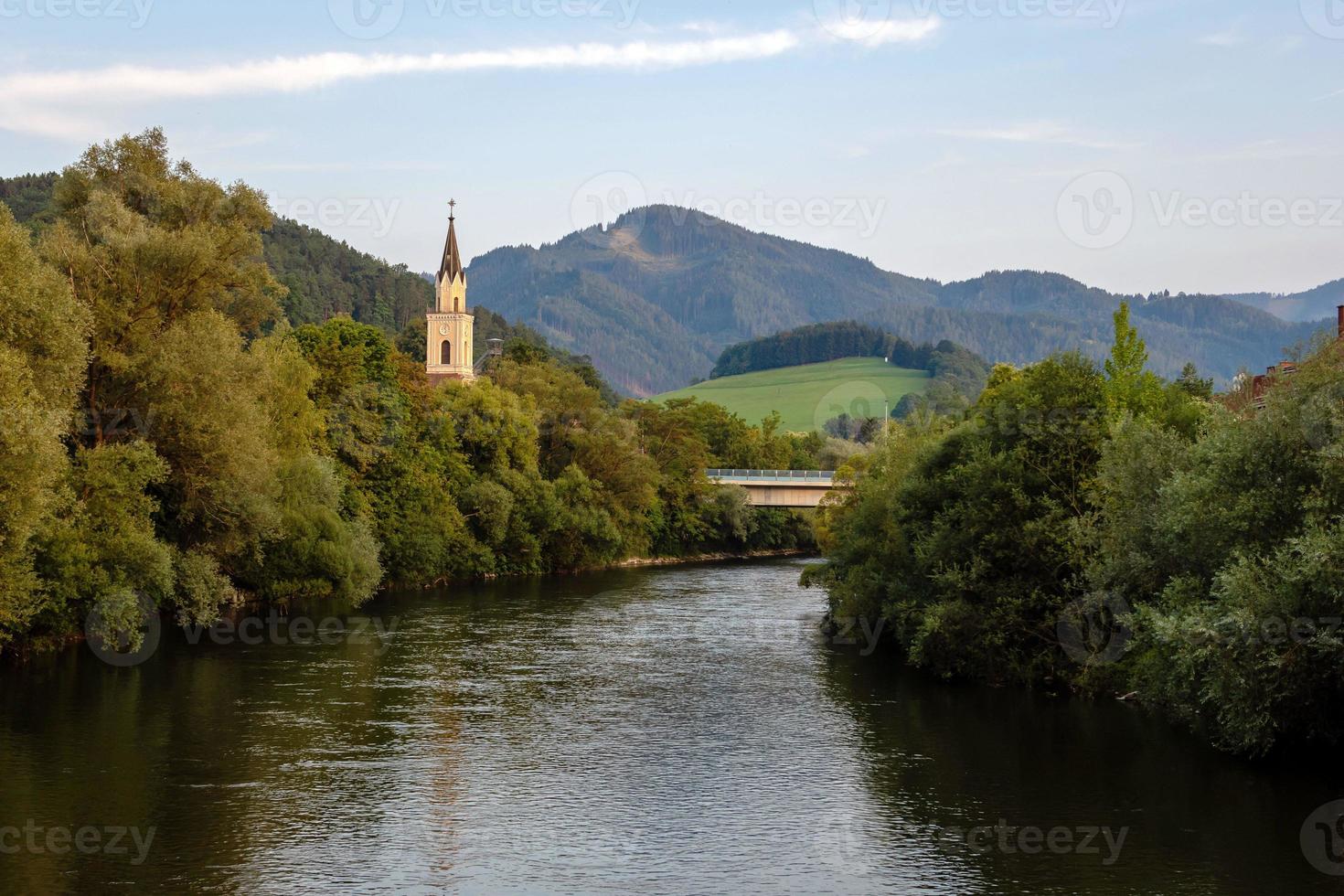 Blick auf den Fluss Mur mit Kirche in Leoben, Österreich? foto