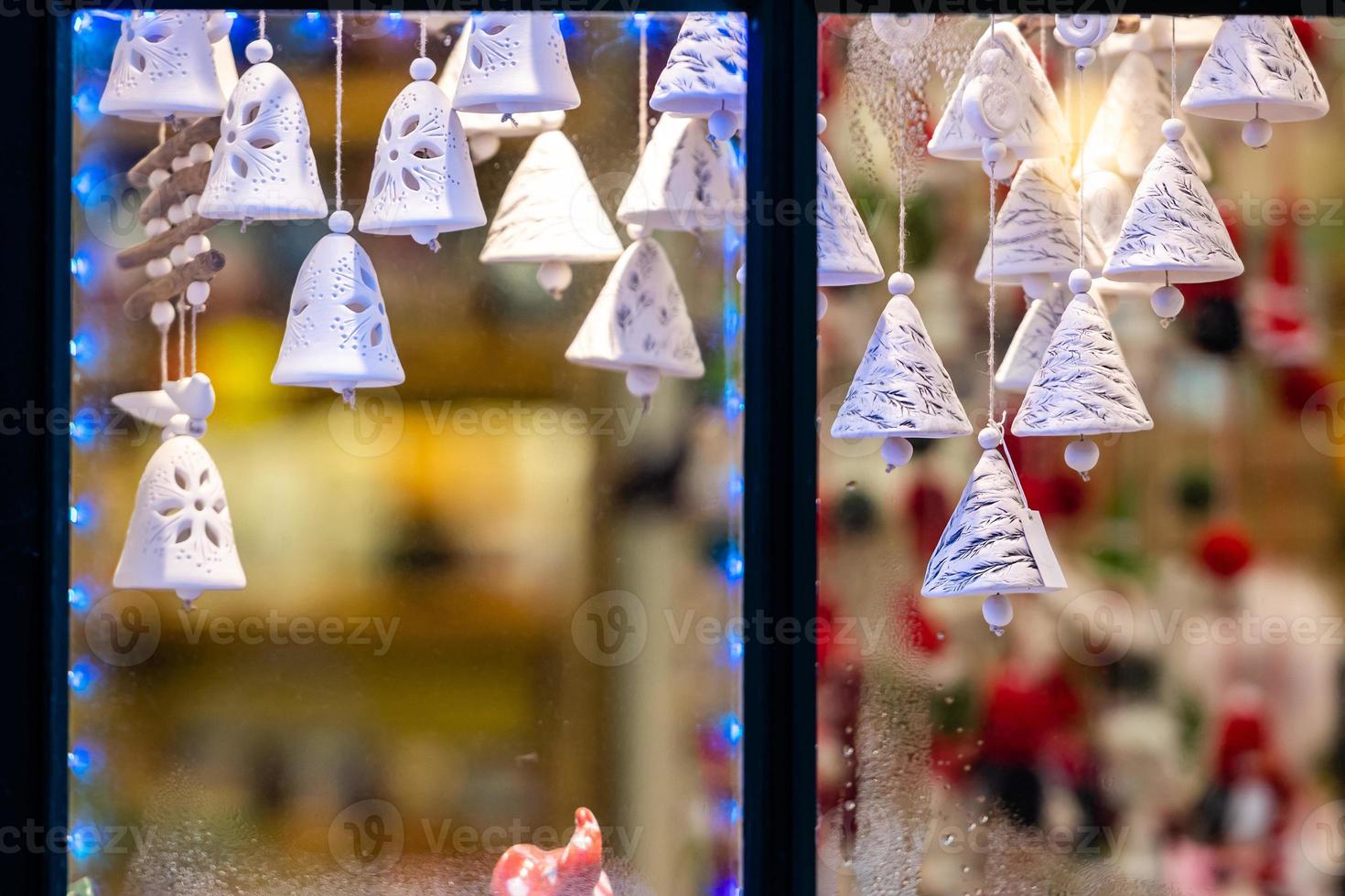 das Fenster, durch das der sichtbare Weihnachtsschmuck. Weihnachtszeit Konzept. foto