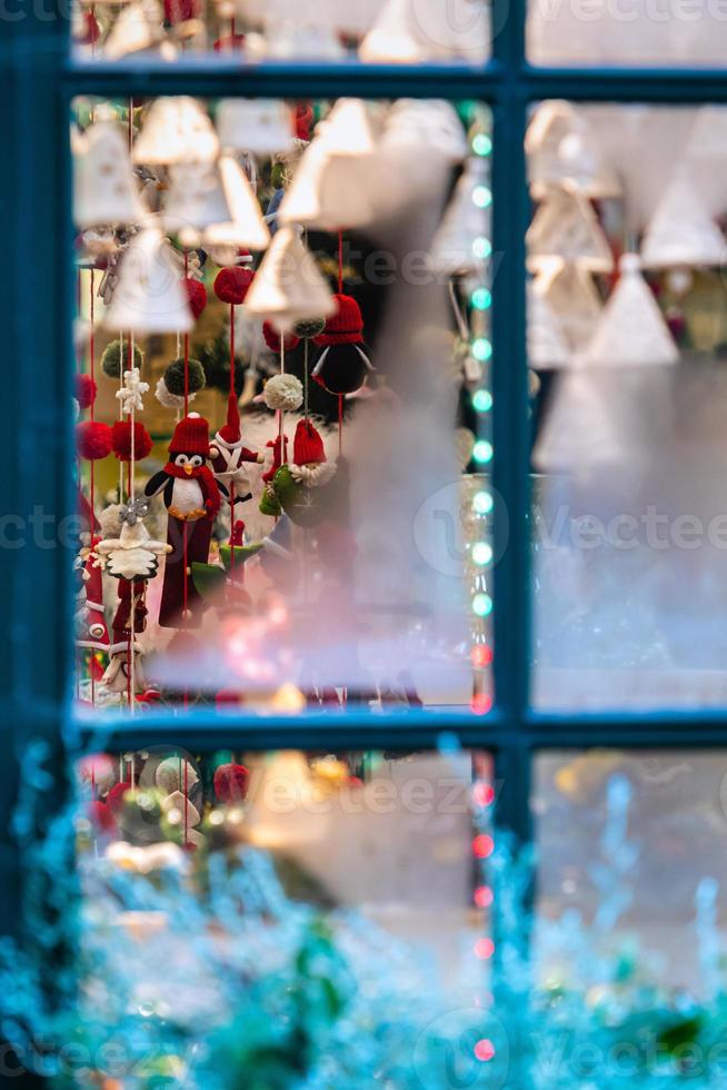 gefrorene Fensterscheiben, durch die sichtbarer Weihnachtsschmuck. Das Konzept der Weihnachtszeit - Bild foto