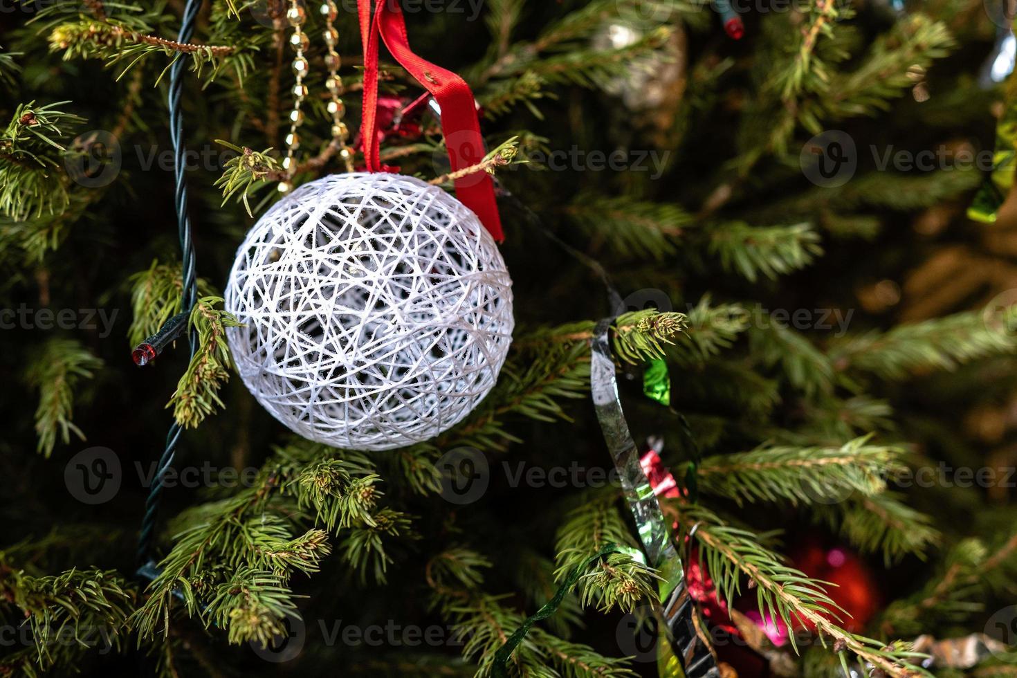 verschiedene bunte weihnachtsdekorationen gehängt fichtenzweige foto