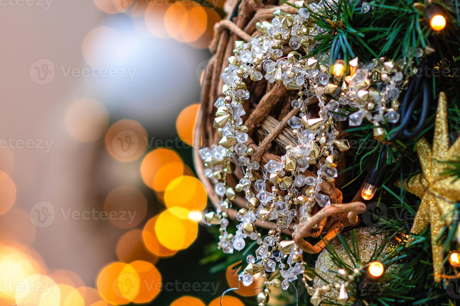 Nahaufnahmefoto. Weihnachtsschmuck und Lichter. foto