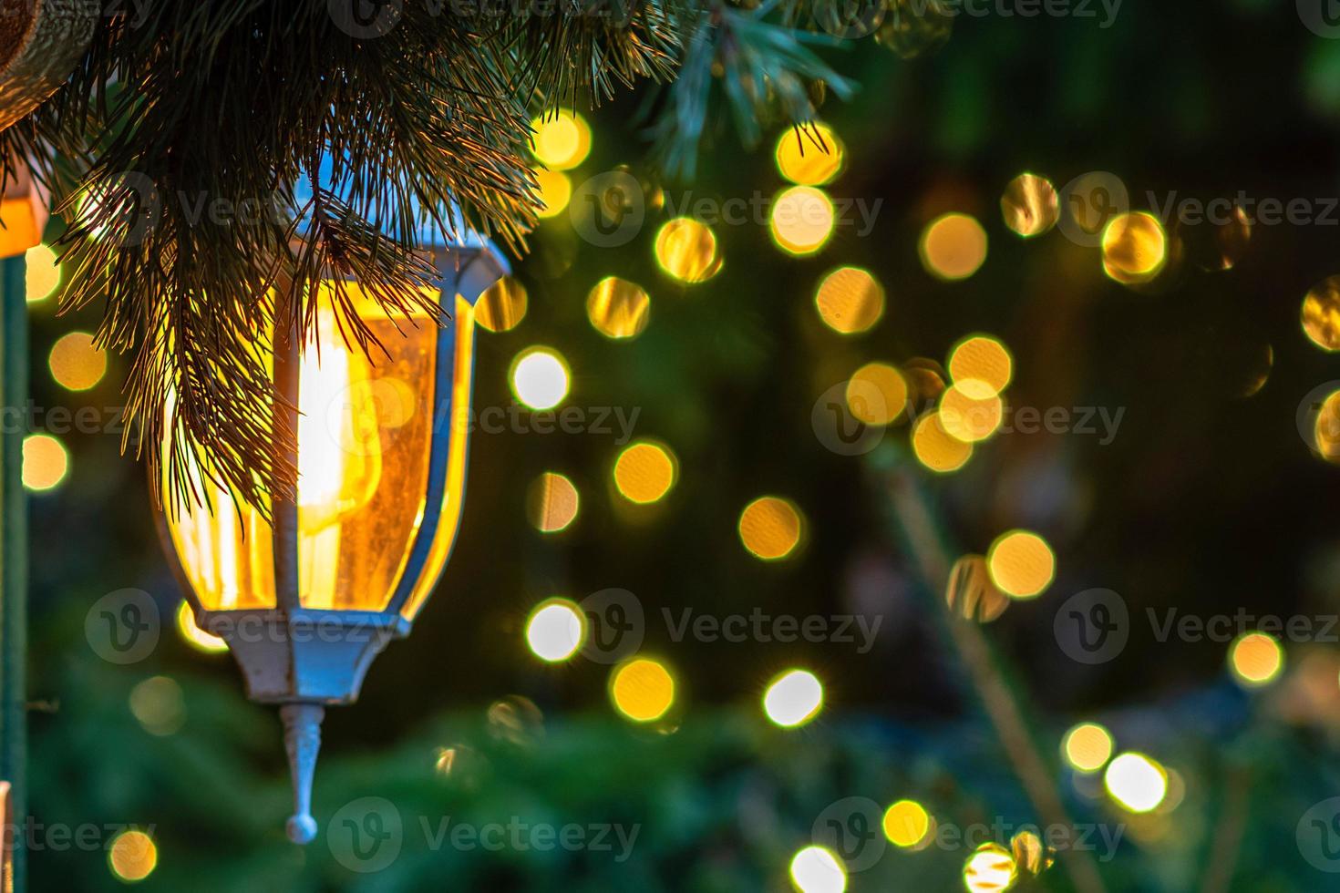 Nahaufnahmefoto. Weihnachtsschmuck, Laternen und Lichter. foto