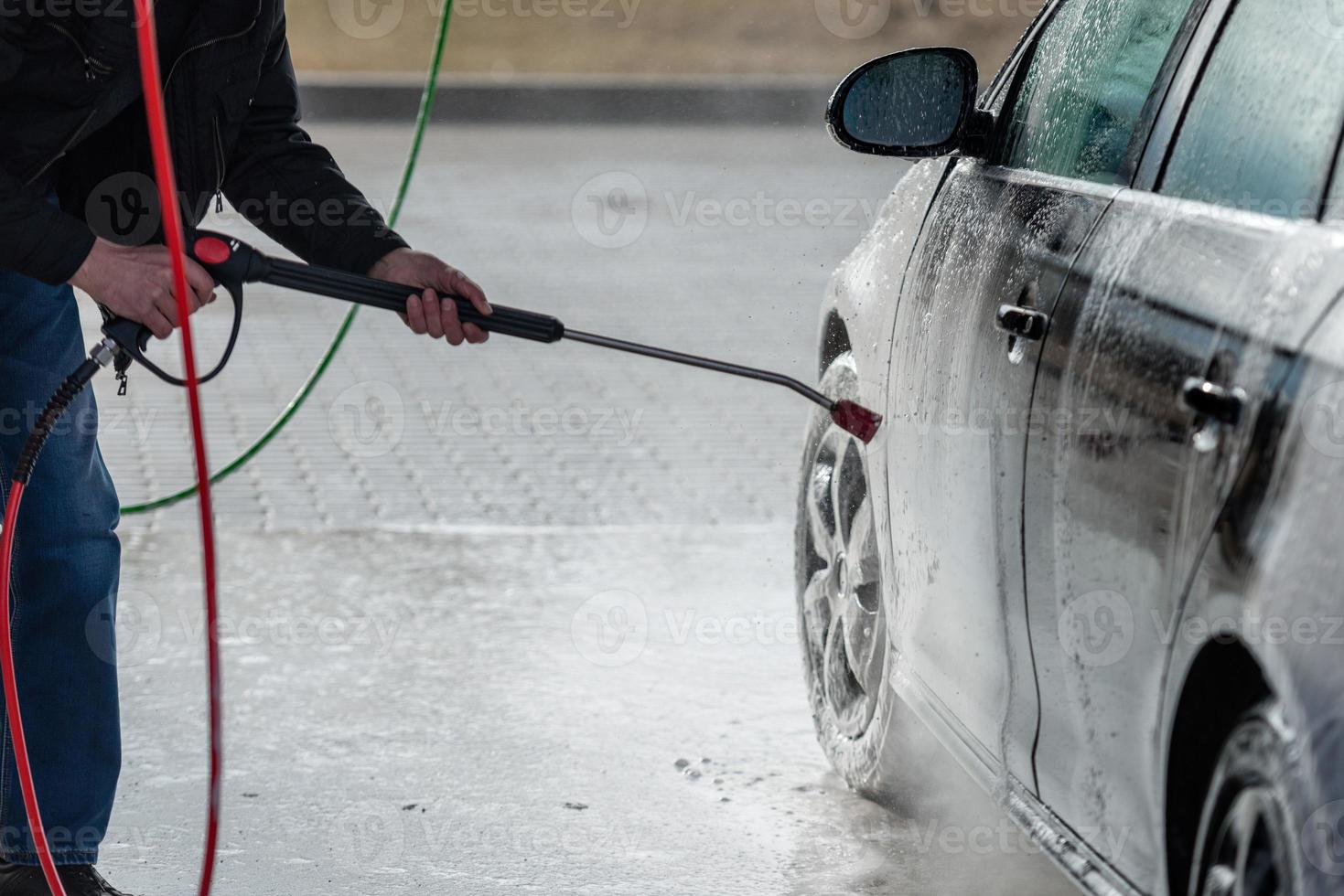 Auto ohne Touch-Wasch-Selbstbedienung. mit Wasser und Schaum waschen. foto