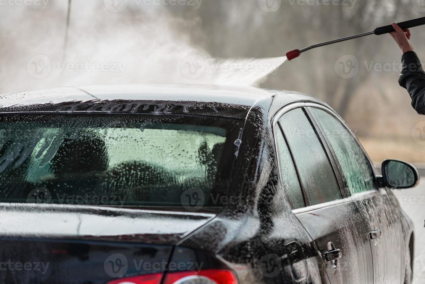 Auto ohne Touch-Wasch-Selbstbedienung. mit Wasser und Schaum waschen. foto