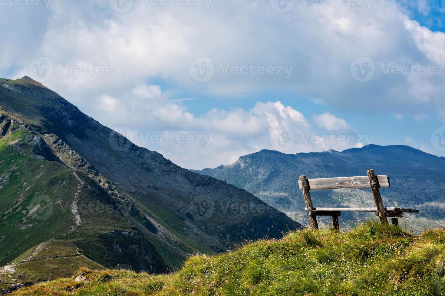 eine Holzbank am Gipfel der Alpen foto