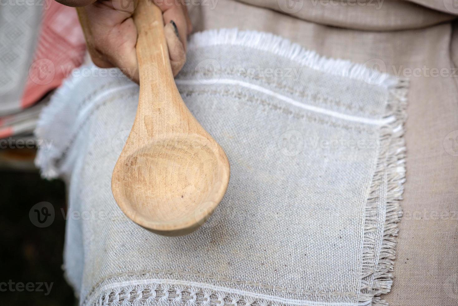 Frau macht traditionelles Handwerk Holzlöffel foto