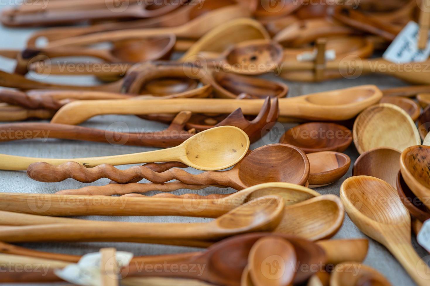 Verkauf von Volksholzarbeiten auf einem Markt foto