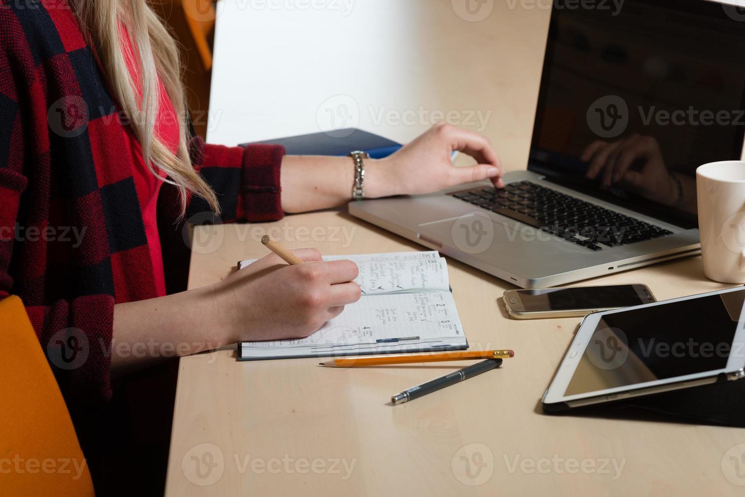 blonde Frau, die im Büro arbeitet foto