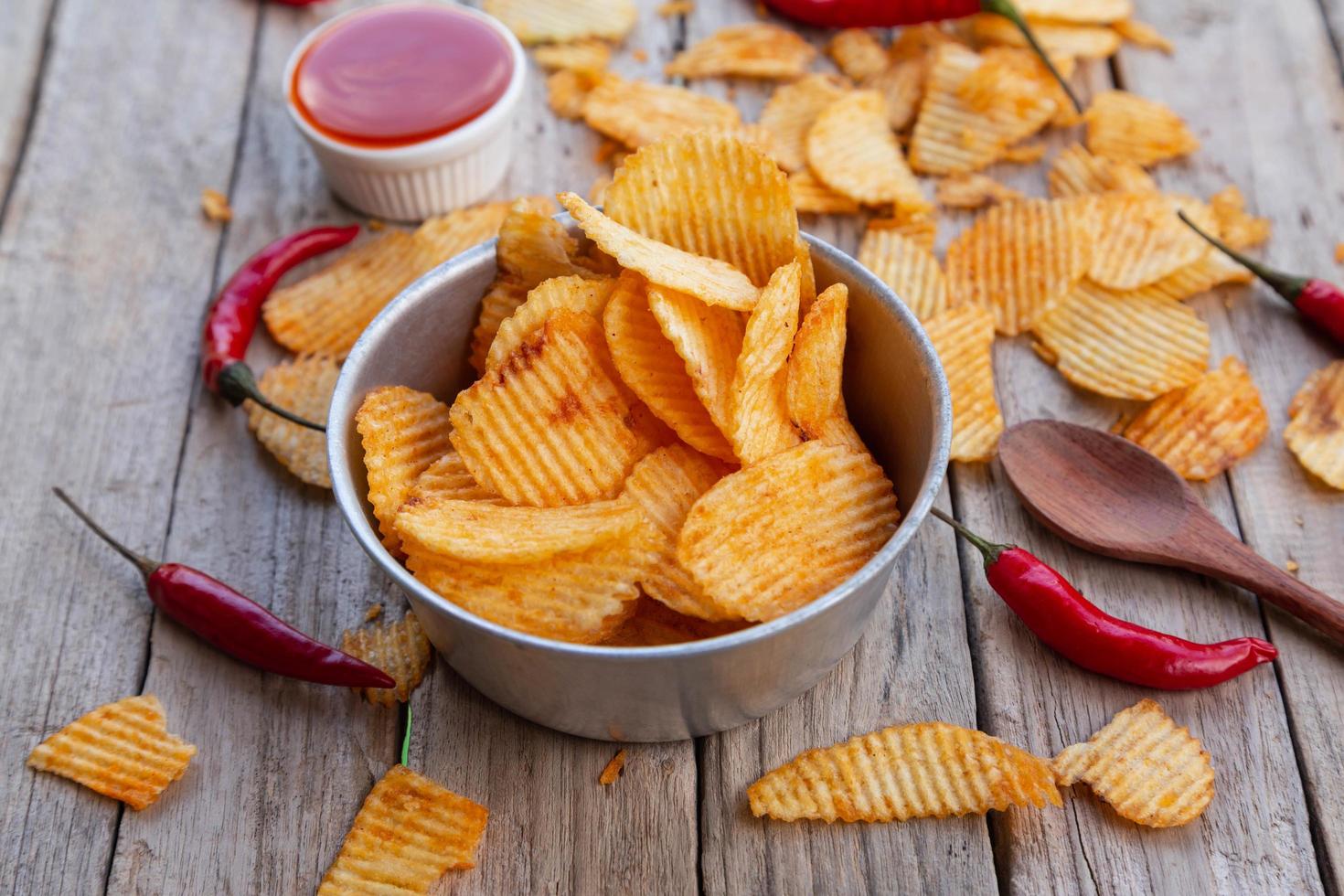 hausgemachte Paprika-Kartoffelchips und Chilisauce foto