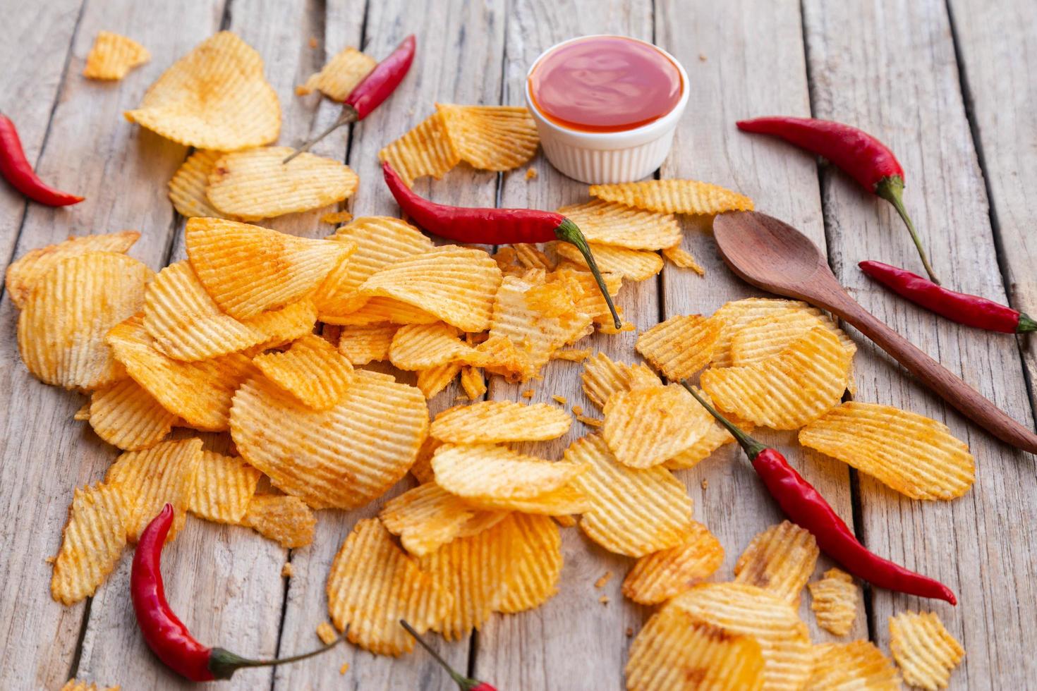 hausgemachte Paprika-Kartoffelchips und Chilisauce foto