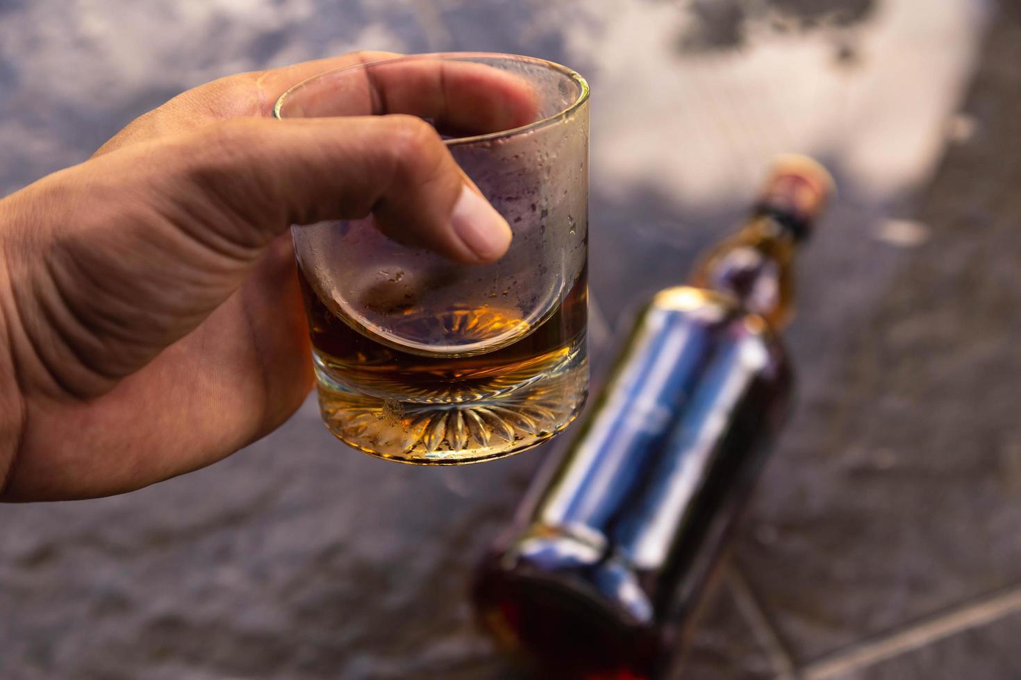 Schnapsglas in der Hand das Konzept der Gesundheit beim Trinken von Alkohol. foto