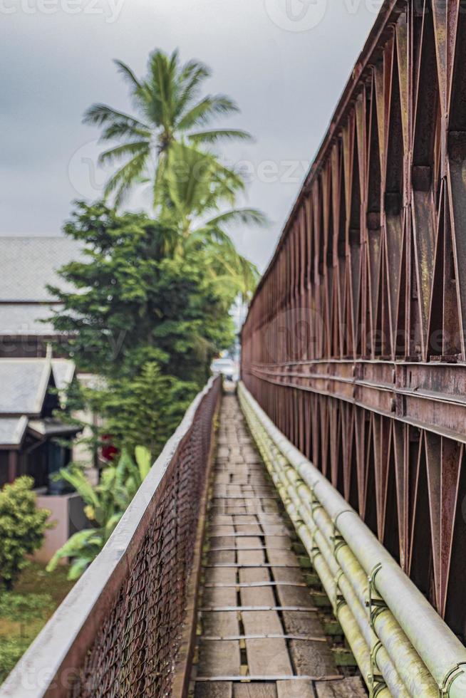 alte französische brücke aus holzbrett luang prabang laos asien. foto