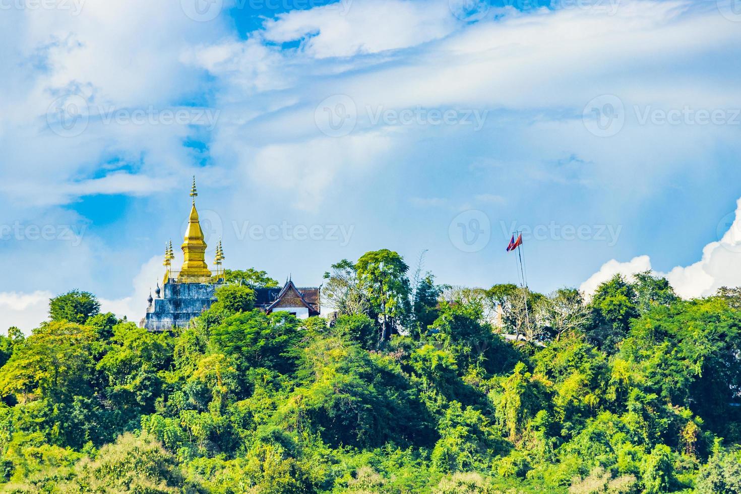 Phousi Hill Luang Prabang Laos und Wat Chom Si Stupa. foto