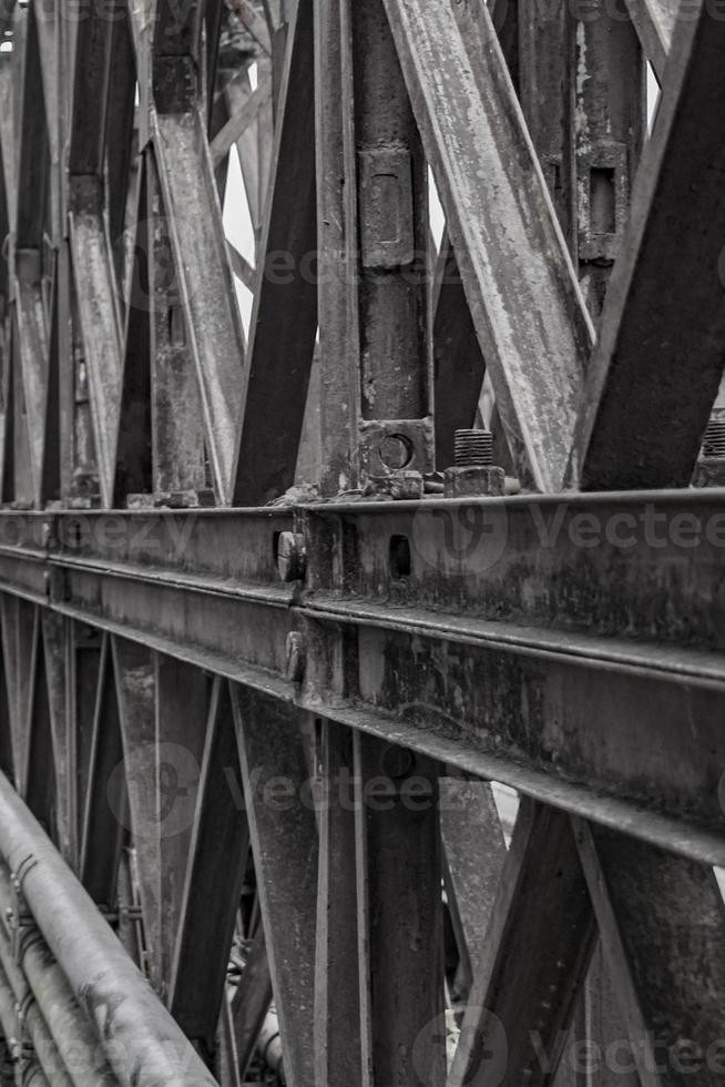 alte französische brücke aus holzbrett luang prabang laos asien. foto