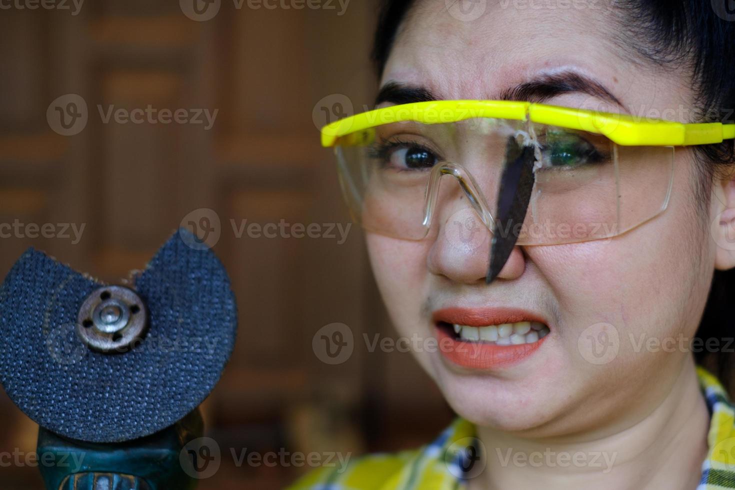 Schutzbrille tragen gerettet diese Technikerin ist bei der Arbeit Auge, weil die Plugin-Trennscheibe kaputt ist foto