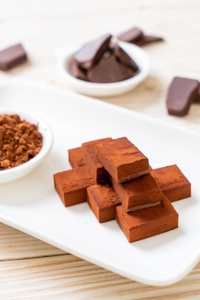 frische und weiche Schokolade mit Kakaopulver foto