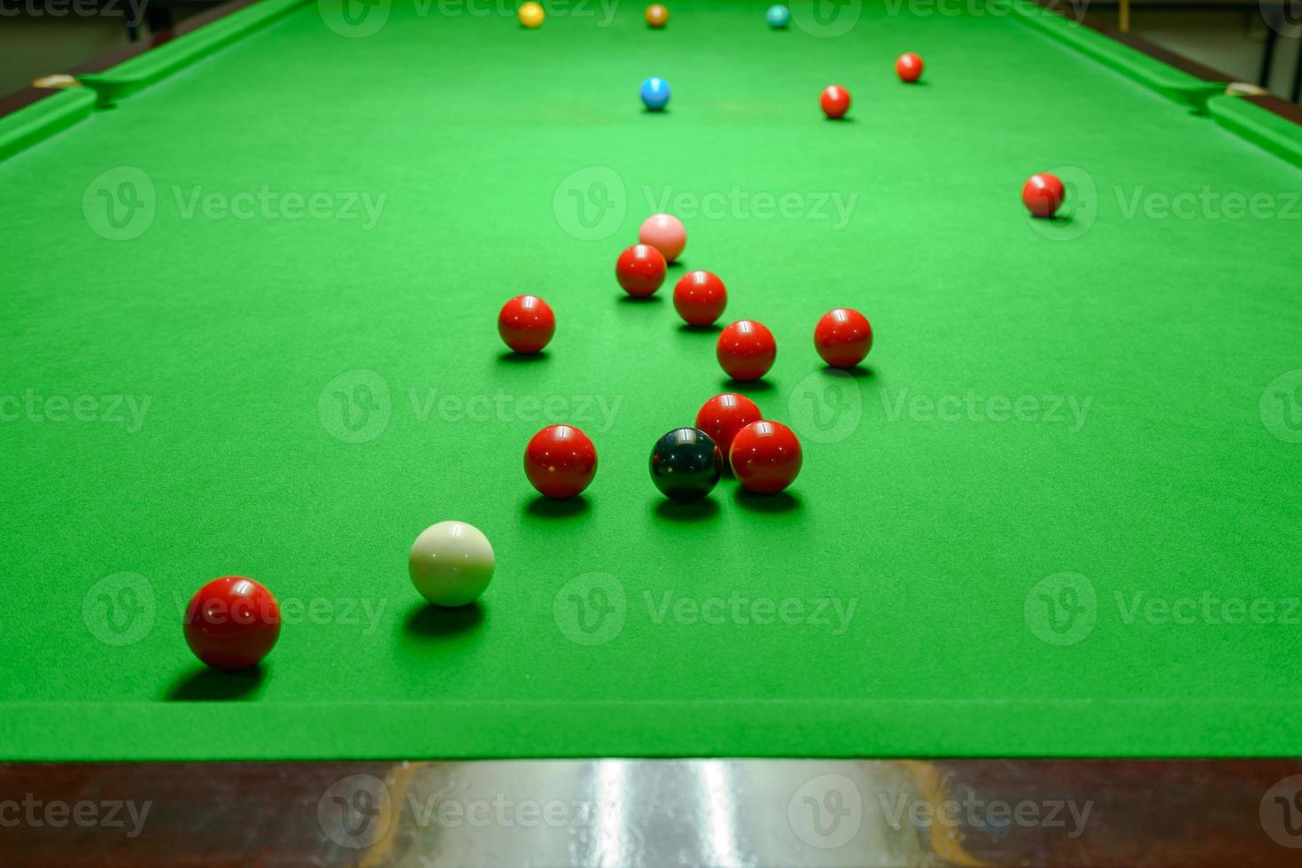 Snooker-Bälle auf grünem Snooker-Tisch foto